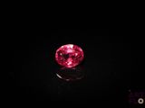 un diamant rose sur une surface noire