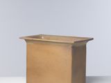 l'image d'un vase brun posé sur une table blanche