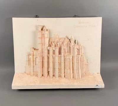 Rare maquette en relief en plâtre patiné par AZAÏS, Cathédra…