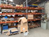 une pièce avec beaucoup de boîtes et de cartons sur les étagères