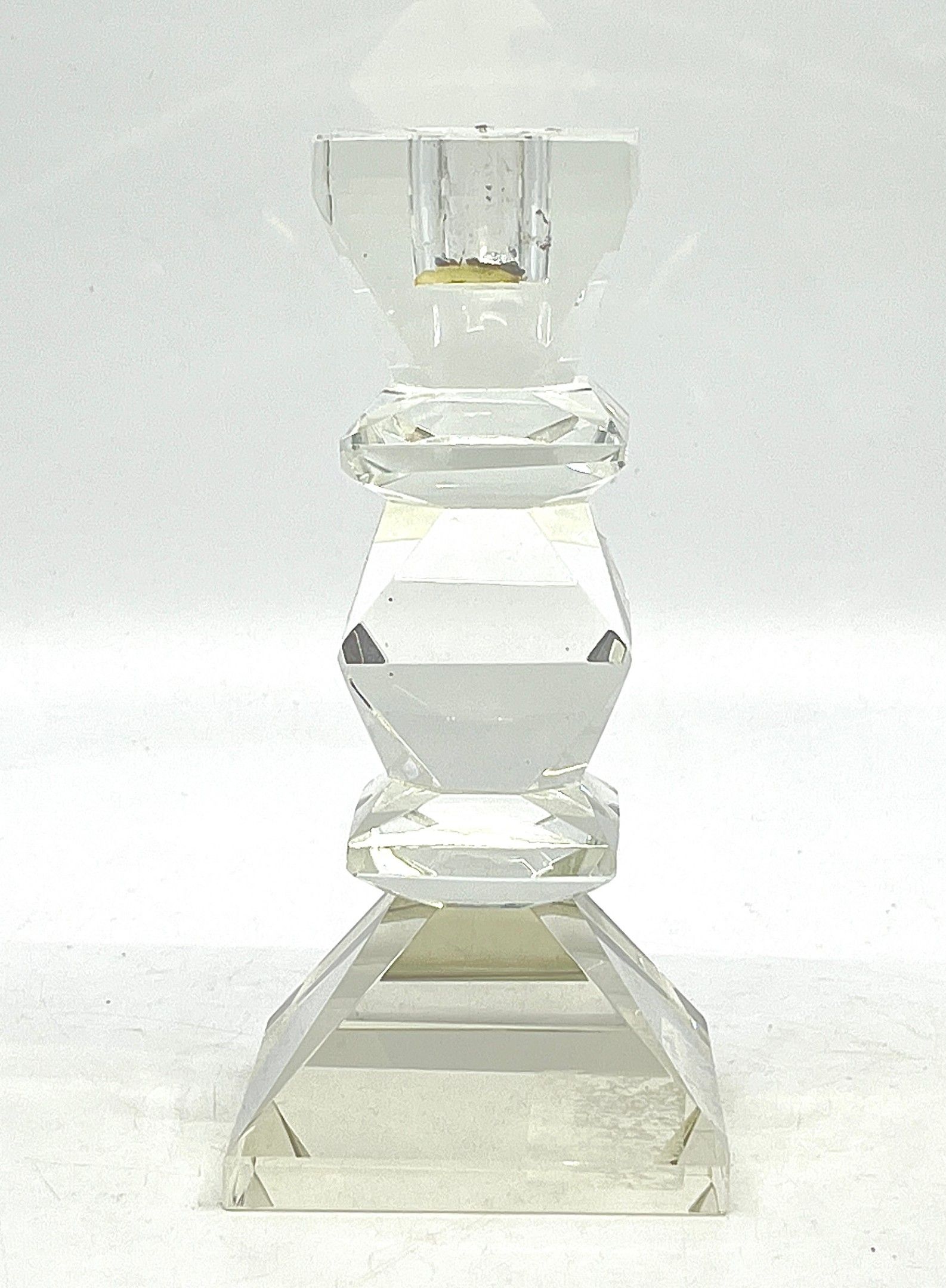 Bougeoir en cristal à décor géométrique.
