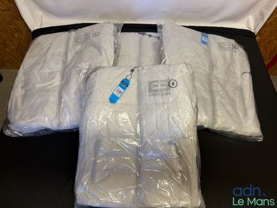 un lit recouvert de nombreux draps blancs