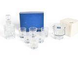une photo représentant un lot de quatre verres et une bouteille d'eau