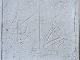 tableau représentant un voilier sur un mur blanc, dans un cadre en bois