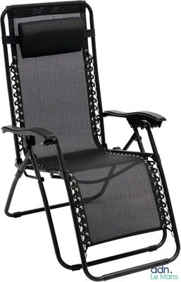 un fauteuil inclinable noir avec une table d'appoint et un porte-gobelet