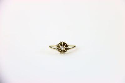 une image représentant une bague en or ornée d'une fleur