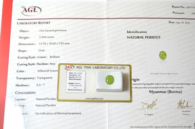 Un péridot facetté ovale, d'un poids de 5,94 cts, provenance…
