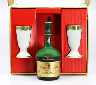une bouteille d'alcool à côté d'un verre dans une boîte