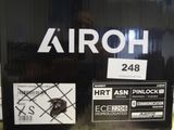 une boîte noire sur laquelle sont collés des autocollants portant l'inscription « airoh »
