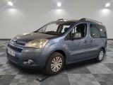 la petite camionnette bleue est garée sur un carrelage à carreaux