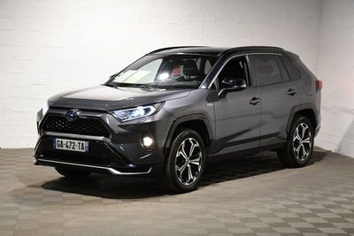 La Toyota RAV est garée dans un garage dont le sol est à carreaux.