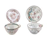 trois types différents de bols et soucoupes en porcelaine sur fond blanc