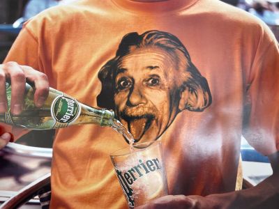un homme en train de verser une boisson dans un verre orné d'une image