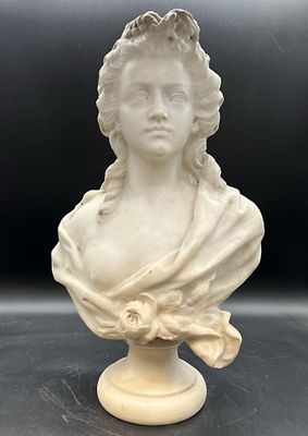 un buste blanc représentant une femme avec une fleur sur la tête