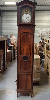 une grande horloge de parquet au milieu d'une pièce
