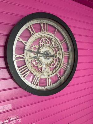 une horloge qui se trouve sur le mur d'un bâtiment