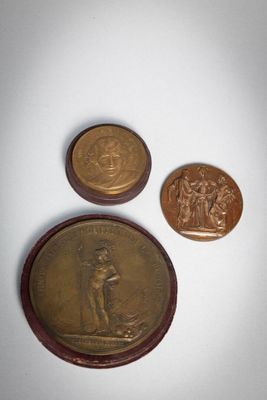 TROIS MÉDAILLES PLATES En bronze Comprenant : - médaille fig…