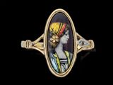 un gros plan sur une bague en or sur laquelle figure le portrait d'un homme portant un turban