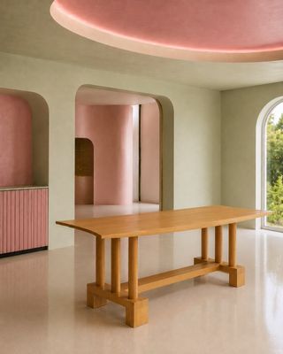 une table au milieu d'une pièce au plafond rose