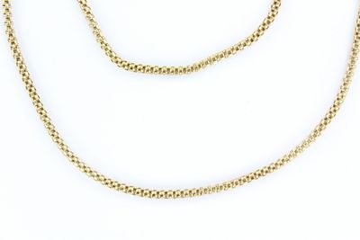 un collier à chaîne en or sur fond blanc