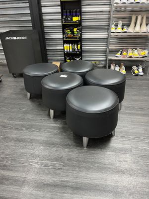 quatre tabourets qui se trouvent dans un magasin