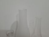 trois vases en verre posés sur une étagère en bois