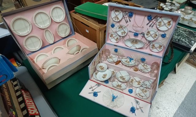 Lot de deux coffrets en porcelaine de limoges format dinette. 