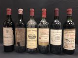 six bouteilles de vin sont alignées sur une table