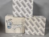 deux verres à vin et une boîte sur la table