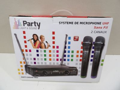 une boîte contenant deux microphones, posée sur une table