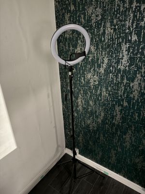 une photo d'une lampe annulaire placée dans un coin de la pièce
