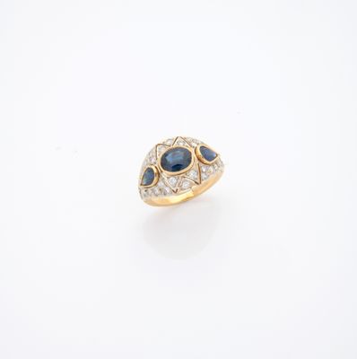 une bague en or 18 carats sertie de saphirs et de diamants