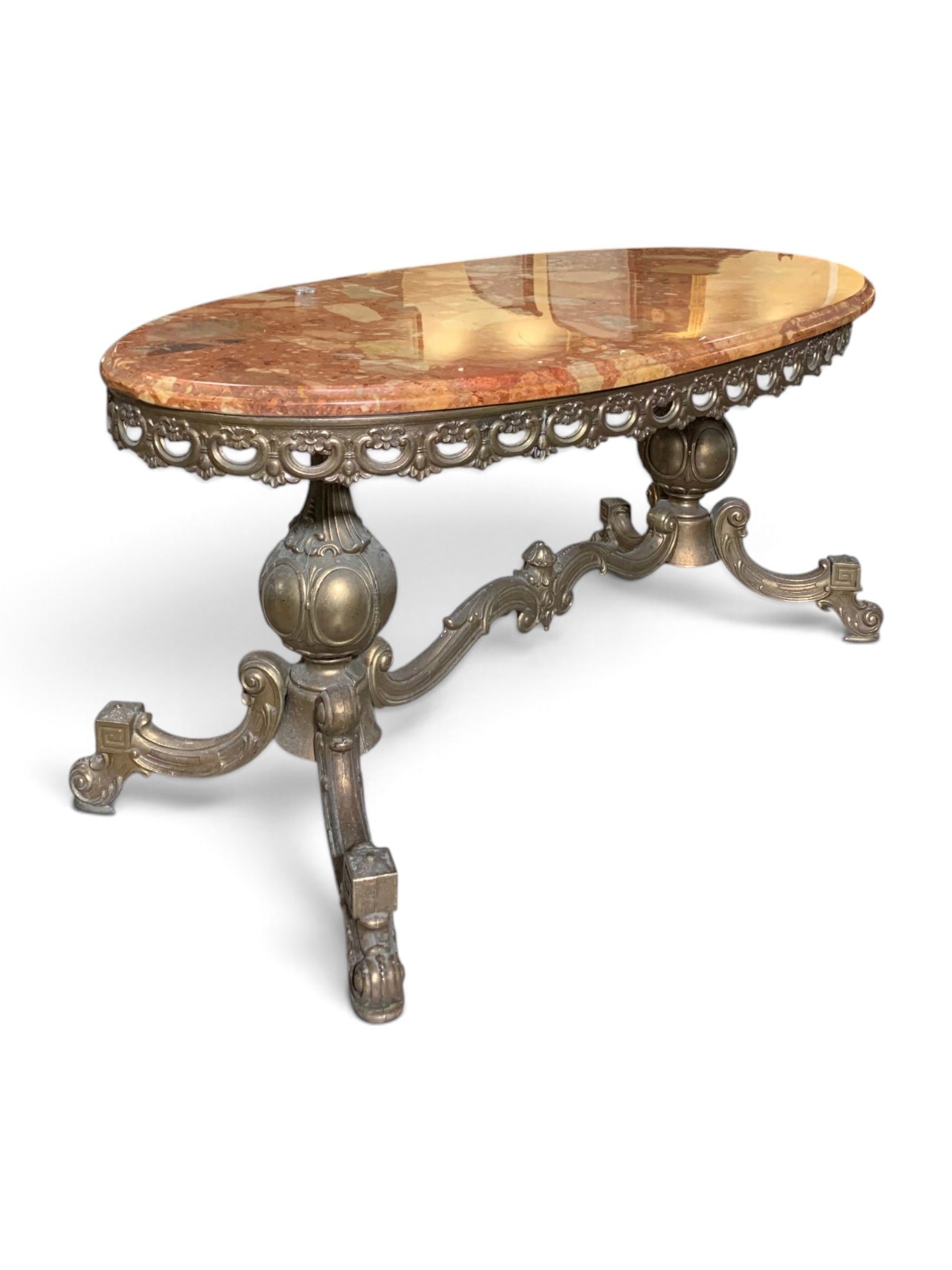 Table basse. Le pied en métal doré, le plateau ovale en marb…