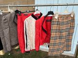 plusieurs types de vêtements suspendus à un portant à l'extérieur