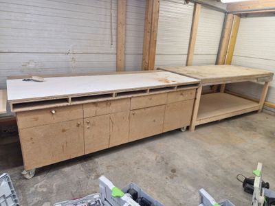 une photo d'un établi en cours de construction dans un garage