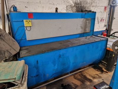 a blue machine that is sitting in a room