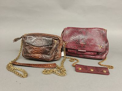 Deux sacs à main et un portefeuille sont posés les uns à côté des autres sur une table