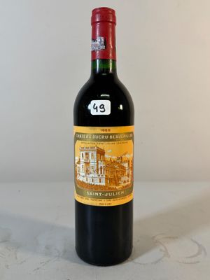une bouteille de vin posée sur une table
