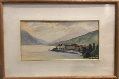 aquarelle encadrée représentant une vue sur un lac avec une ville au loin