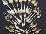 un assortiment de cuillères et de fourchettes en argent disposées en cercle