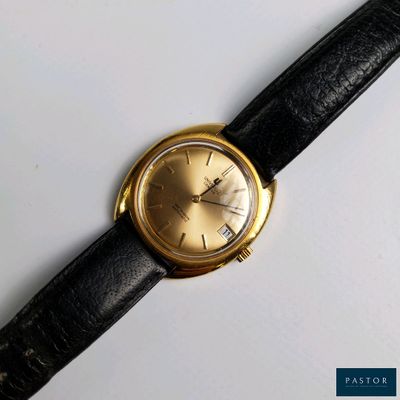 une photo d'une montre-bracelet en or montée sur un bracelet en cuir noir
