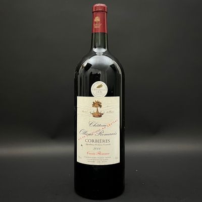 une bouteille de vin posée sur une table