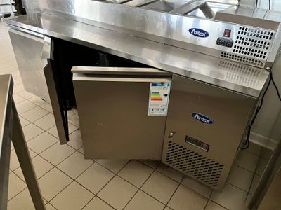plan de travail en acier inoxydable dans une cuisine professionnelle équipée de deux éviers