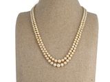 gros plan d'un collier sur un mannequin mannequin
