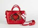 un sac à main rouge orné d'un cœur et muni d'une bandoulière rouge
