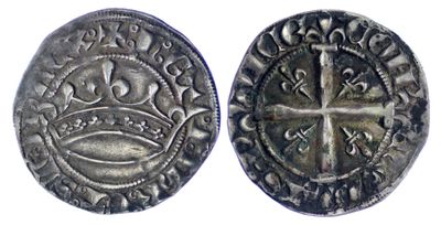 une pièce d'argent avec une croix au recto et une croix au verso