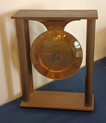 Pendule à colonnes en bronze doré, signé Hour Lavigne.