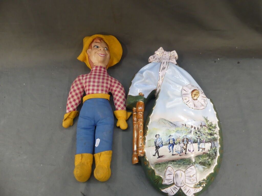 Bouquetière binou en faïence Noel Prunière à Clermont (manque) H : 42 cm. On y joint une poupée en tissu