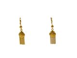 une paire de boucles d'oreilles en or ornées de pompons