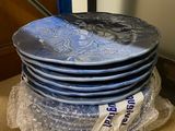 une pile d'assiettes bleues posée sur un comptoir